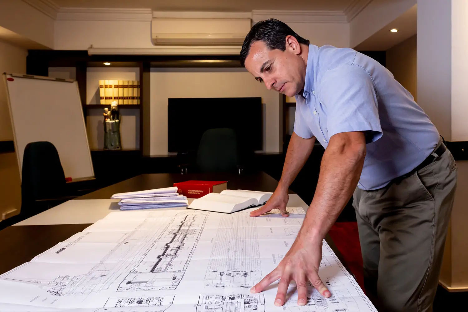 Martin Rousseaux trabajando sobre planos de buque